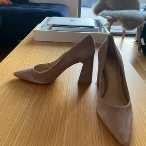 Vince Camuto Ableen pump taupe suede